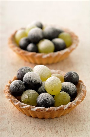 simsearch:652-07655560,k - Tartelettes aux raisins blancs et noirs Photographie de stock - Premium Libres de Droits, Code: 652-05808983