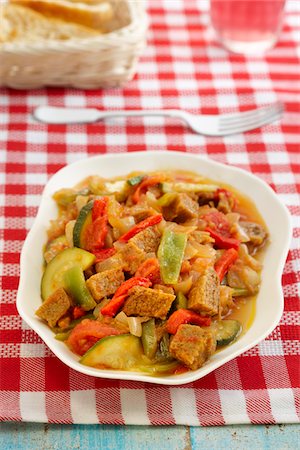 simsearch:652-03801810,k - Seitan with zucchinis,tomatoes,peppers and onions Foto de stock - Sin royalties Premium, Código: 652-05808997