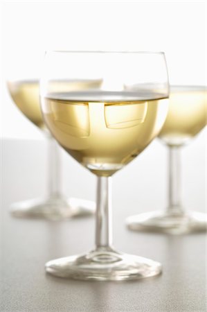 simsearch:652-07655500,k - Glasses of white wine Foto de stock - Sin royalties Premium, Código: 652-05808992