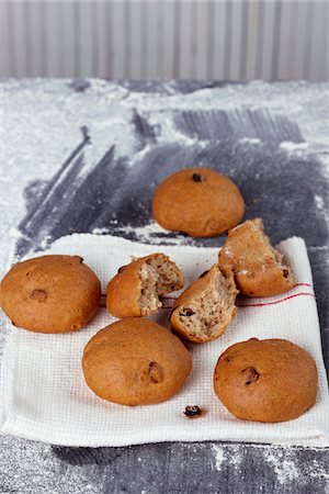 simsearch:652-07655810,k - Brioches de pain brun Photographie de stock - Premium Libres de Droits, Code: 652-05809003