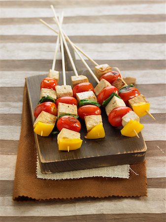 Tofu mariné au miso, tomates cerises et brochettes d'épinards Photographie de stock - Premium Libres de Droits, Code: 652-05809021