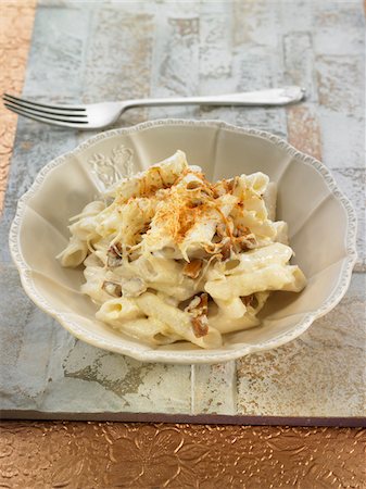 Macaronis de riz aux champignons et aux amandes Photographie de stock - Premium Libres de Droits, Code: 652-05809035