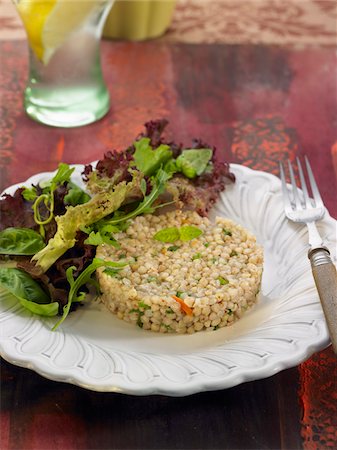 Buckwheat with carrots and button mushrooms Foto de stock - Sin royalties Premium, Código: 652-05809031