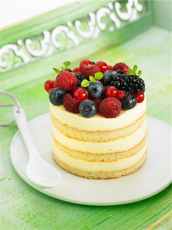 simsearch:652-03800976,k - Champagne et été fruits gâteau français Photographie de stock - Premium Libres de Droits, Code: 652-05809044