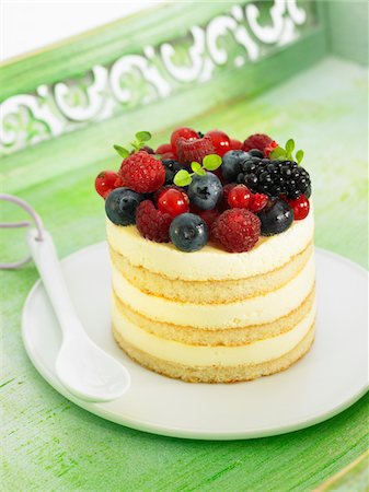 simsearch:652-05807623,k - Champagne and summer fruit French cake Foto de stock - Sin royalties Premium, Código: 652-05809044