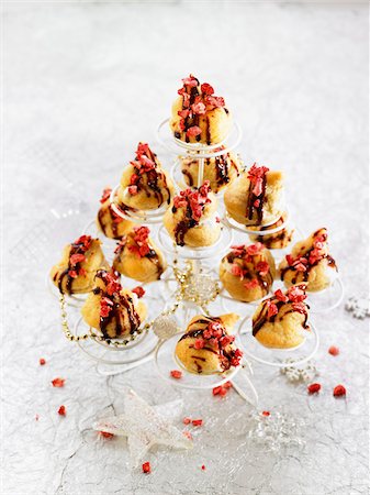 finger foods presentation - Cream puffs with dried strawberries and agave syrup Stock Photo - Premium Royalty-Free, Code: 652-05809058