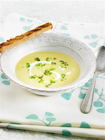 simsearch:652-07656395,k - Cream of broccoli soup with yoghurt and cumin Foto de stock - Sin royalties Premium, Código: 652-05809051