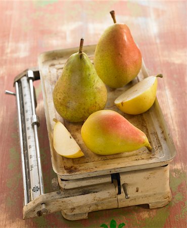 simsearch:614-06044200,k - Pears on scales Fotografie stock - Premium Royalty-Free, Codice: 652-05809078