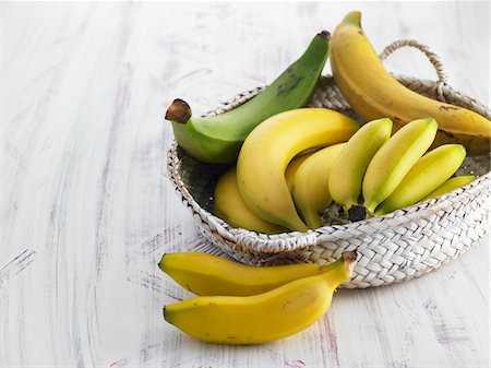 Basket of bananas Foto de stock - Royalty Free Premium, Número: 652-05809070