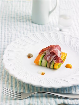 simsearch:652-03800643,k - Ravioli de courgettes, des carottes et des aubergines au jambon de canard Photographie de stock - Premium Libres de Droits, Code: 652-05809113