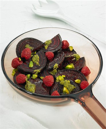 simsearch:652-03803032,k - Beetroot salad with raspberries,pistachio and pesto Foto de stock - Sin royalties Premium, Código: 652-05809130
