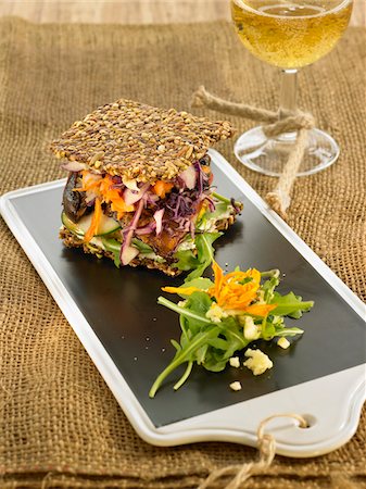 Chou rouge, roquette laitue carotte grenier pain sandwich Photographie de stock - Premium Libres de Droits, Code: 652-05809148