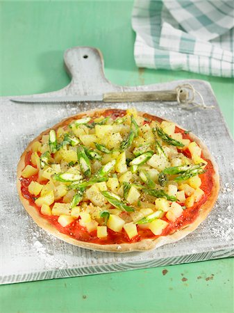 simsearch:652-05808054,k - Potato,tomato,asparagus and oregano pizza Foto de stock - Sin royalties Premium, Código: 652-05809141