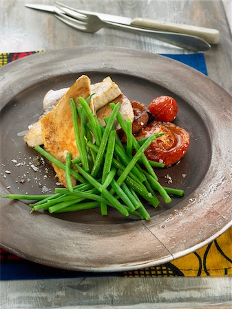 simsearch:652-03634065,k - Tuna a la plancha with green beans and tomatoes Foto de stock - Sin royalties Premium, Código: 652-05809151