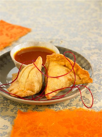 relleno (comida) - Potato and pea samossas Foto de stock - Sin royalties Premium, Código: 652-05809208