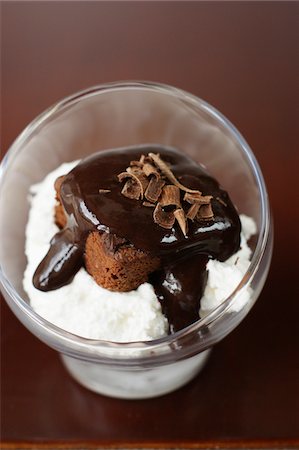 Brownie with whipped cream and chocolate sauce Foto de stock - Sin royalties Premium, Código: 652-05809273