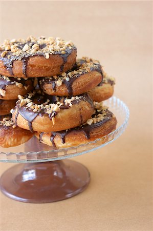 displaying chocolates - Donuts coated with chocolate and pistachios Stock Photo - Premium Royalty-Free, Code: 652-05809281