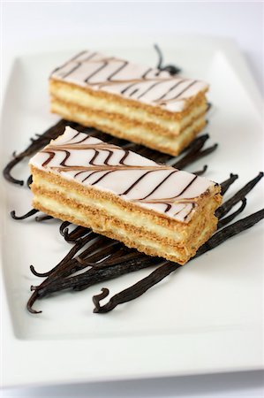 simsearch:652-07655994,k - Vanilla-flavored mille-feuilles Foto de stock - Sin royalties Premium, Código: 652-05809282