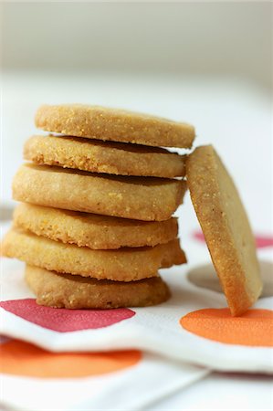 paper napkin - Semolina and lemon shortbread biscuits Stock Photo - Premium Royalty-Free, Code: 652-05809297