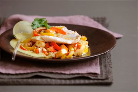 simsearch:652-03804150,k - Sea bream coconut milk curry with peppers and surimi Foto de stock - Sin royalties Premium, Código: 652-05809298