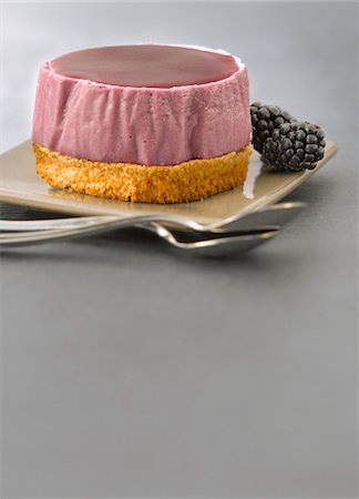 simsearch:652-05809163,k - Small blackberry Bavarian on a crunchy almond base Foto de stock - Sin royalties Premium, Código: 652-05809335