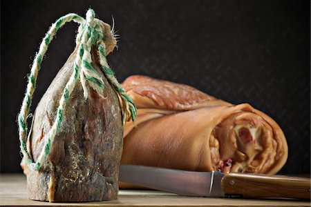 schweinefleisch - Stillleben mit einem Knöchel von Schweinefleisch und Chorizo Stockbilder - Premium RF Lizenzfrei, Bildnummer: 652-05809346