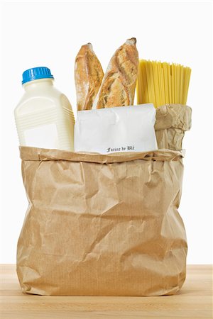 Cereal products and a bottle of milk in a brown paper bag Foto de stock - Sin royalties Premium, Código: 652-05809358