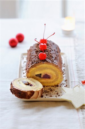 simsearch:652-05808645,k - Chocolate and cherry rolled log cake Foto de stock - Sin royalties Premium, Código: 652-05809361