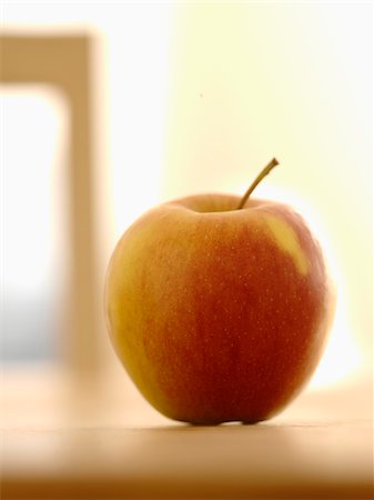 simsearch:652-07656261,k - Whole apple Stock Photo - Premium Royalty-Free, Code: 652-05809387