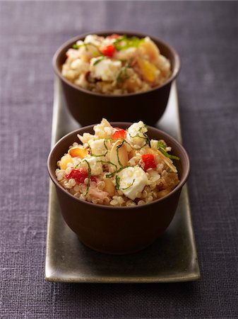 simsearch:652-03803176,k - Taboulé de quinoa sucré avec mozzarella, fraises et amandes Photographie de stock - Premium Libres de Droits, Code: 652-05809405