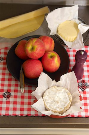 simsearch:652-07656426,k - Ingredients for an apple and Camembert tatin tart Foto de stock - Sin royalties Premium, Código: 652-05809409