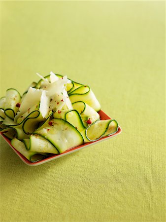 Zucchini-Streifen mit Parmesan Flocken Stockbilder - Premium RF Lizenzfrei, Bildnummer: 652-05809446
