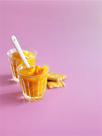 simsearch:652-03800976,k - Compotes abricots aux amandes tranchées finement Photographie de stock - Premium Libres de Droits, Code: 652-05809447