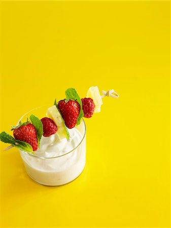 simsearch:652-03804341,k - Fromage blanc with a brochette of fresh fruit Foto de stock - Sin royalties Premium, Código: 652-05809449