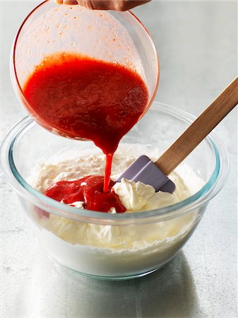 püree - Adding the puree to the whipped cream Foto de stock - Sin royalties Premium, Código: 652-05809456