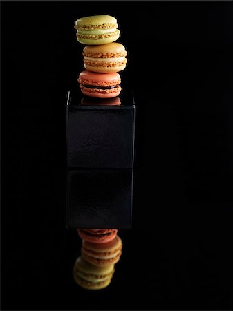 simsearch:652-05807432,k - Macarons Photographie de stock - Premium Libres de Droits, Code: 652-05809512