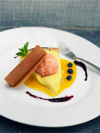 simsearch:652-03803631,k - Slice of lemon tart and rose petal ice cream Foto de stock - Sin royalties Premium, Código: 652-05809543