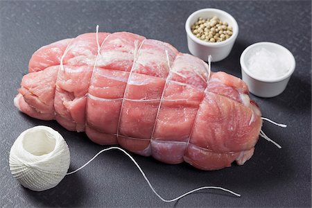 ficeler (lier) - Préparer une épaule de veau rôti Photographie de stock - Premium Libres de Droits, Code: 652-05809593