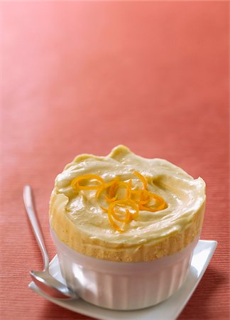 simsearch:652-05807418,k - Soufflé orange à saveur de crème glacée Photographie de stock - Premium Libres de Droits, Code: 652-05809612