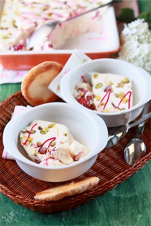 simsearch:825-06047235,k - Ice cream mousse with pistachios and strawberries Foto de stock - Sin royalties Premium, Código: 652-05809628