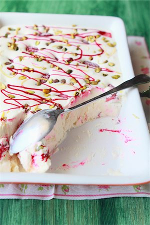 simsearch:652-05807826,k - Ice cream mousse with pistachios and strawberries Foto de stock - Sin royalties Premium, Código: 652-05809629
