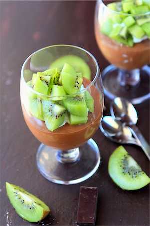 simsearch:652-05807556,k - Chocolate mousse with fresh kiwi Foto de stock - Sin royalties Premium, Código: 652-05809621