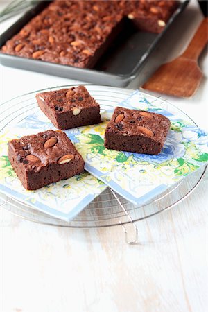 Pépites de chocolat et brownies aux amandes Photographie de stock - Premium Libres de Droits, Code: 652-05809634