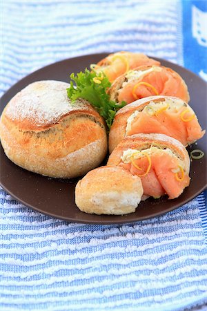 salmón ahumado - Small bread buns with smoked salmon and Fromage frais Foto de stock - Sin royalties Premium, Código: 652-05809636