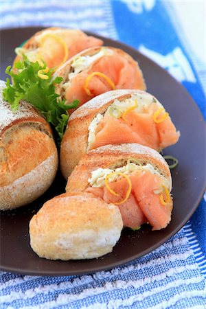 Petits pains au saumon fumé et Fromage frais Photographie de stock - Premium Libres de Droits, Code: 652-05809637