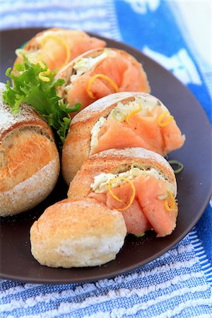 simsearch:825-07076950,k - Small bread buns with smoked salmon and Fromage frais Foto de stock - Sin royalties Premium, Código: 652-05809637