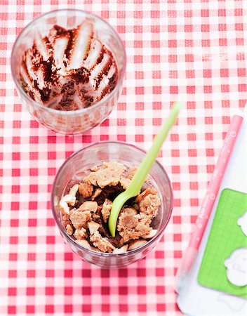 simsearch:652-05807432,k - Mousse au chocolat avec crème de châtaigne Photographie de stock - Premium Libres de Droits, Code: 652-05809655