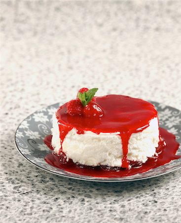 simsearch:652-05807506,k - Raspberry cream dessert Stock Photo - Premium Royalty-Free, Code: 652-05809679