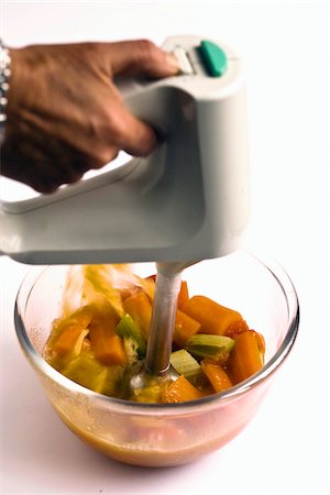 simsearch:652-07655917,k - Blending the vegetables Foto de stock - Sin royalties Premium, Código: 652-05809741
