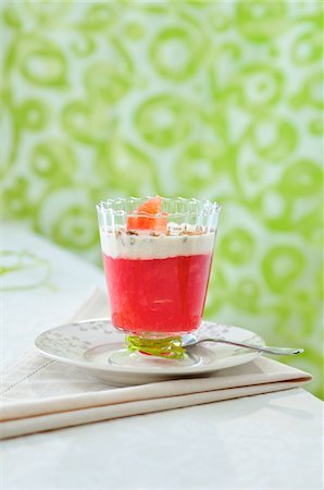 simsearch:652-07655598,k - Pink grapefruit cream dessert Foto de stock - Sin royalties Premium, Código: 652-05809743